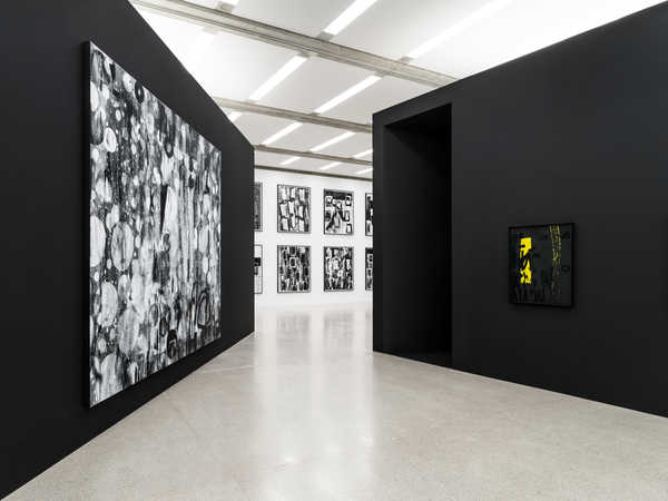 Installationsansicht, Adam Pendleton. Blackness, White, and Light, © Adam Pendleton, Foto: Klaus Pichler, © mumok